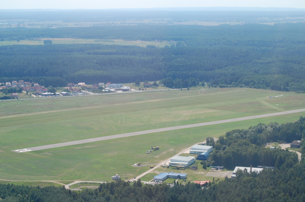 Flugplatz Deuthen/Dajtki aus der Luft, Foto: Marek Cel, CC-BY-SA-3.0, GFDL